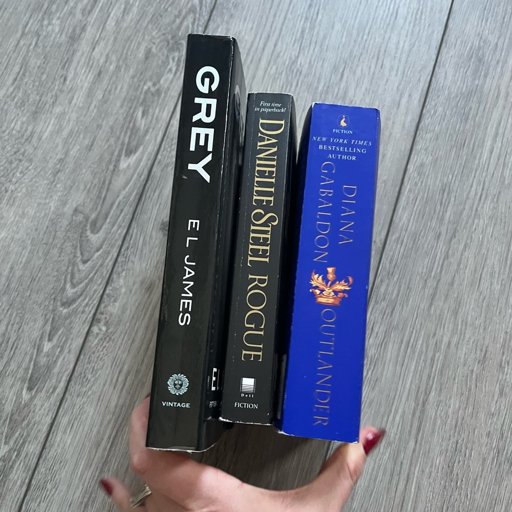 3 novel bundle: Outlander, Rogue and Grey. - Picture 3 of 13